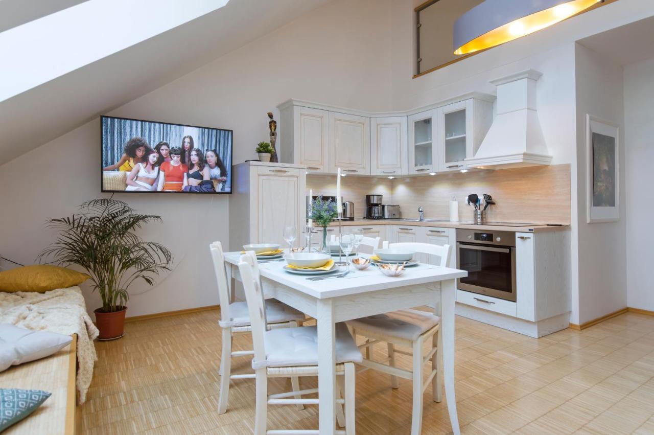 Modern Apartment Charvatova Прага Екстериор снимка