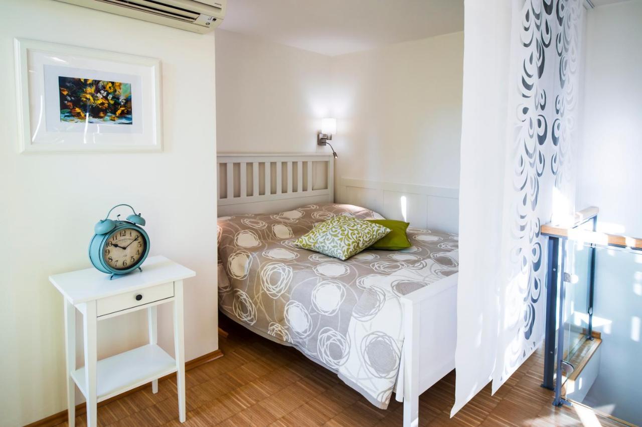 Modern Apartment Charvatova Прага Екстериор снимка