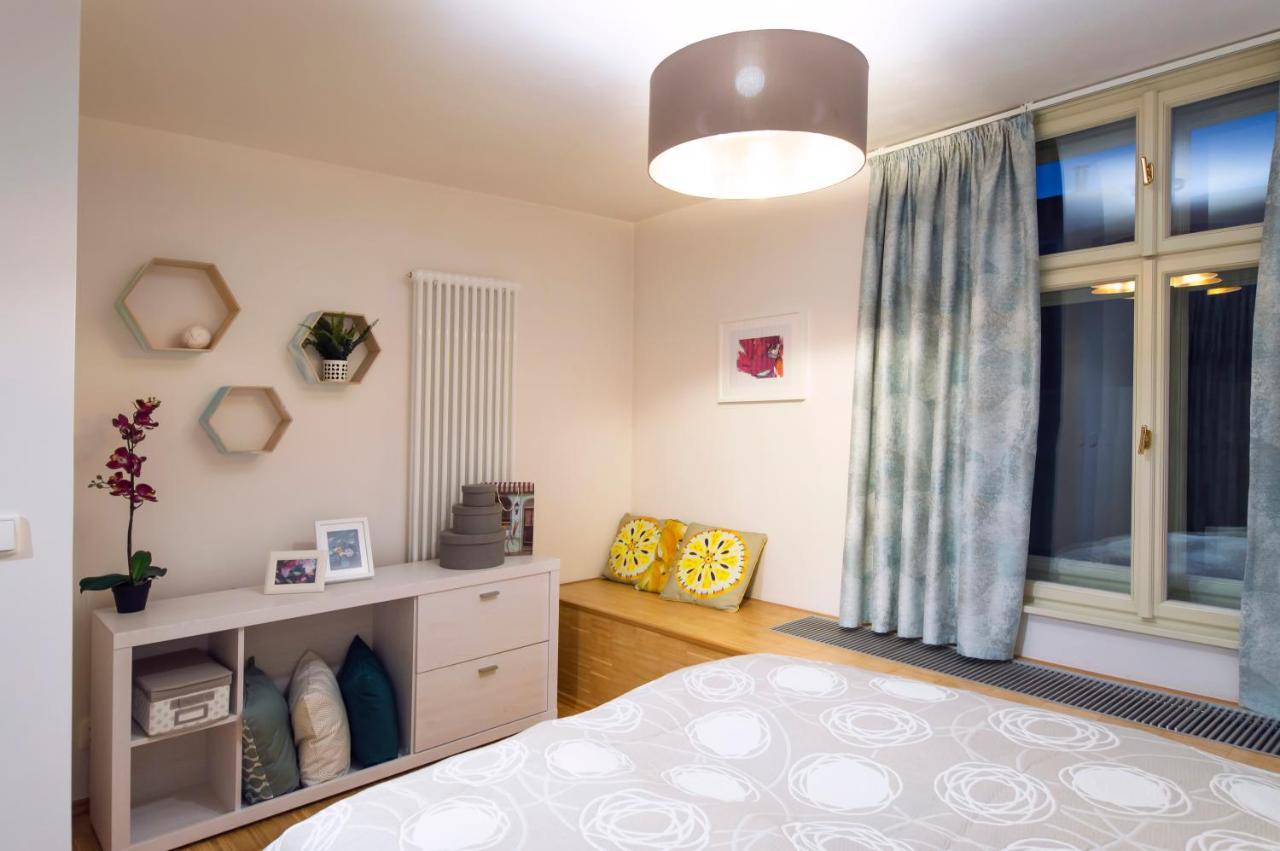 Modern Apartment Charvatova Прага Екстериор снимка