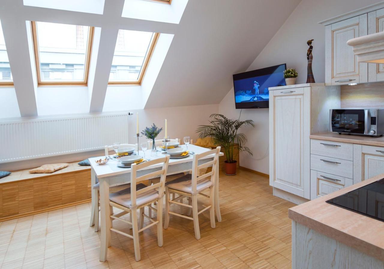 Modern Apartment Charvatova Прага Екстериор снимка